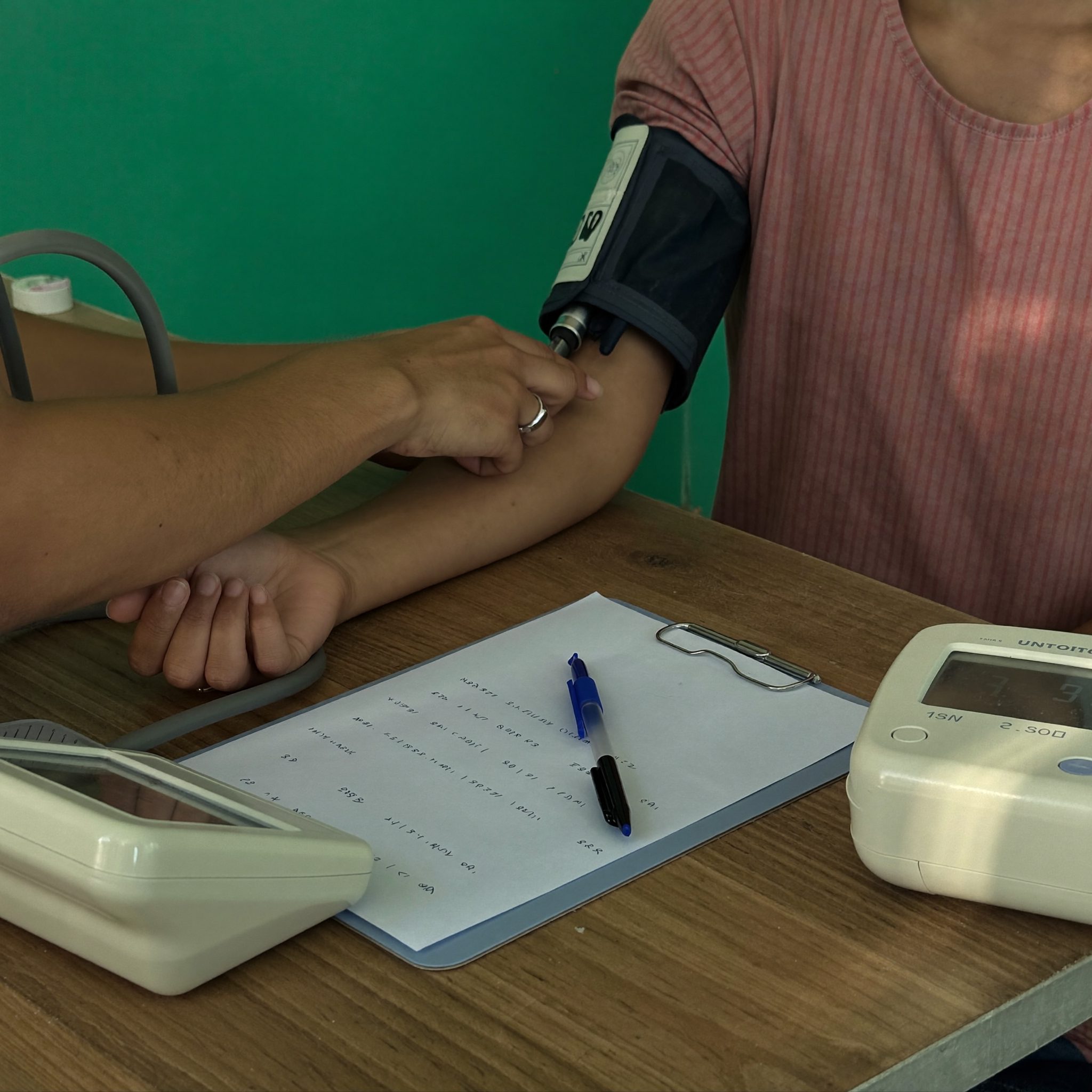Peralatan pemantauan penyakit kronis di klinik Warasan Keluarga